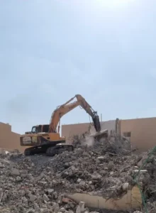 هدم عمائر تجارية بالرياض – إزالة مبانٍ متعددة الأدوار أرض فارغة بعد الانتهاء من هدم العمارة وترحيل الأنقاض بالرياض