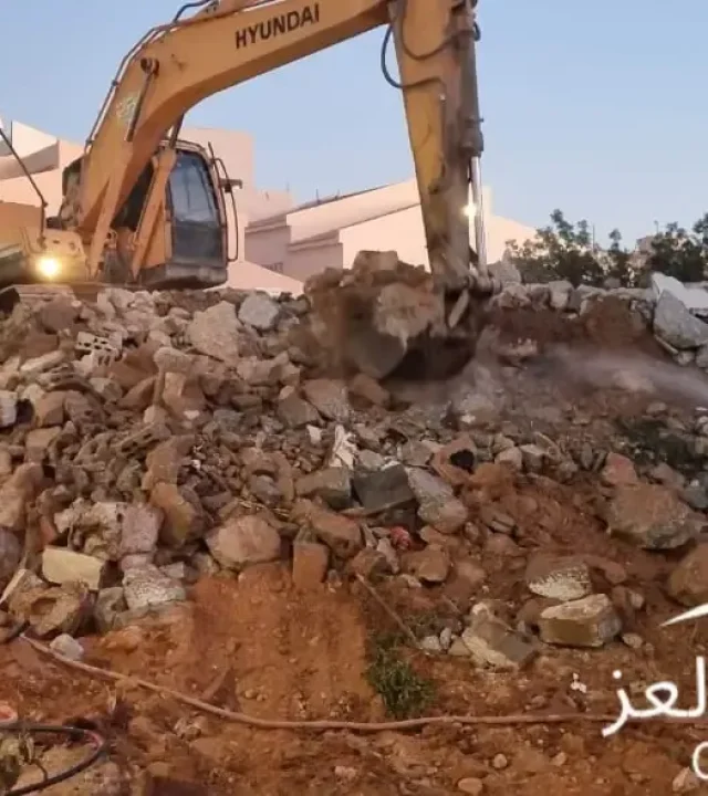 هدم قصور قديمة بالرياض باستخدام معدات ميدانية – صبا العز للمقاولات